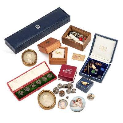 Lot 581 - A GROUP OF ITEMS