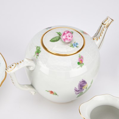 Lot 25 - A GROUP OF CONTINENTAL PORCELAIN
