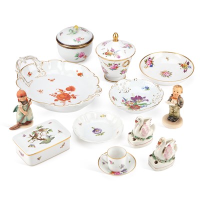 Lot 27 - A GROUP OF CERAMICS