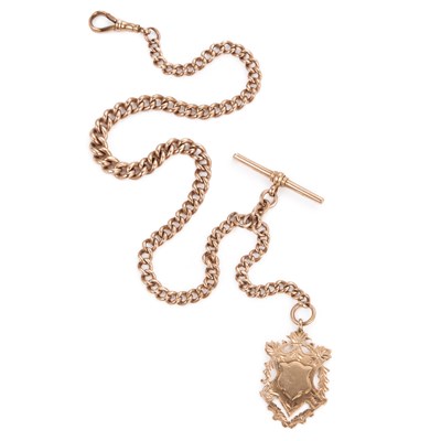 Lot 390 - A 9 CARAT GOLD GRADUATED CURB LINK ALBERT CHAIN WITH A 9 CARAT GOLD MEDALLION