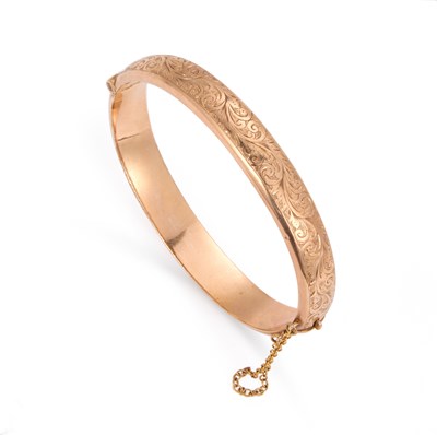 Lot 408 - A 9 CARAT GOLD FOLIATE ENGRAVED HINGE OPENING BANGLE