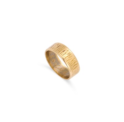 Lot 403 - AN 18 CARAT GOLD TEXTURED WEDDING BAND RING
