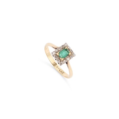 Lot 381 - AN EMERALD AND DIAMOND CLUSTER RING