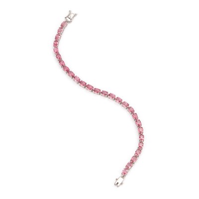Lot 450 - A 9 CARAT WHITE GOLD PINK TOURMALINE LINE BRACELET