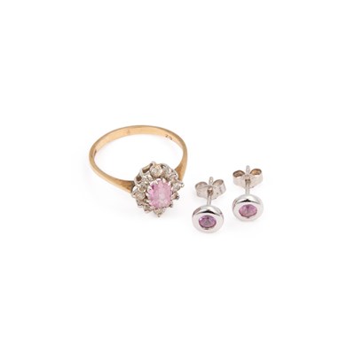 Lot 375 - A 9 CARAT GOLD PINK SAPPHIRE AND WHITE CUBIC ZIRCONIA CLUSTER RING
