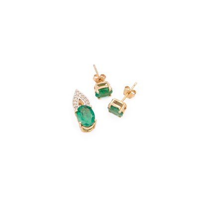 Lot 438 - AN EMERALD AND DIAMOND PENDANT AND A PAIR OF EMERALD STUD EARRINGS