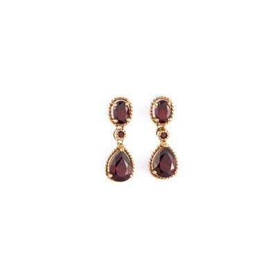 Lot 376 - A PAIR OF 9 CARAT GOLD GARNET PENDANT EARRINGS