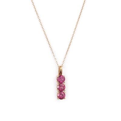 Lot 484 - A 9 CARAT GOLD GARNET PENDANT ON CHAIN