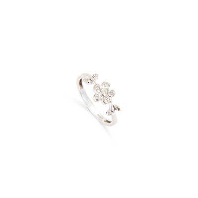 Lot 464 - A 9 CARAT WHITE GOLD DIAMOND FLORAL CLUSTER RING