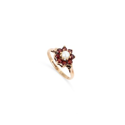 Lot 382 - A 9 CARAT GOLD CULTURED PEARL AND GARNET CLUSTER RING