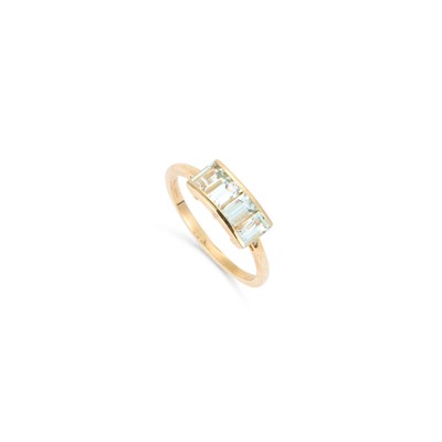 Lot 398 - A 9 CARAT GOLD AQUAMARINE RING