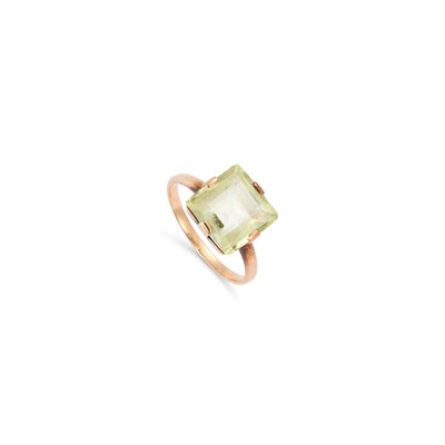 Lot 426 - A YELLOW SAPPHIRE RING