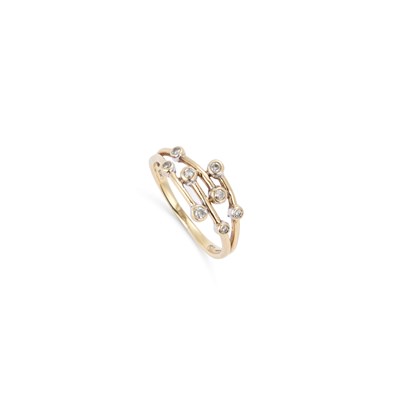 Lot 412 - A DIAMOND CROSSOVER RING