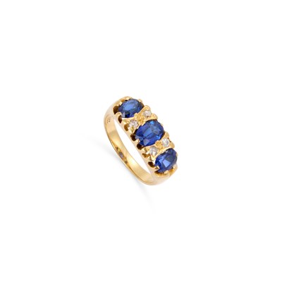 Lot 479 - A SAPPHIRE AND DIAMOND RING