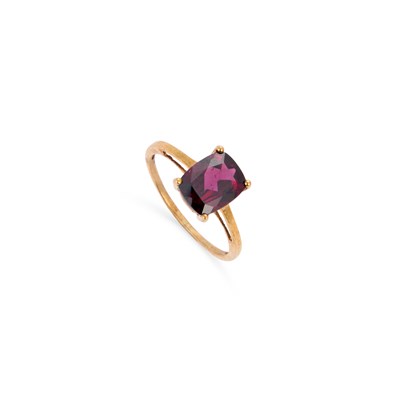 Lot 369 - A 9 CARAT GOLD GARNET RING