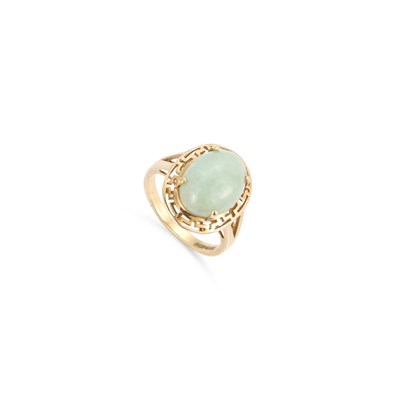 Lot 383 - A 9 CARAT GOLD JADE RING