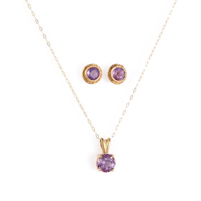 Lot 521 - A 9 CARAT GOLD AMETHYST PENDANT ON CHAIN AND A PAIR OF AMETHYST STUD EARRINGS
