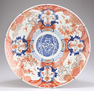 Lot 149 - A LARGE JAPANESE IMARI CHARGER
