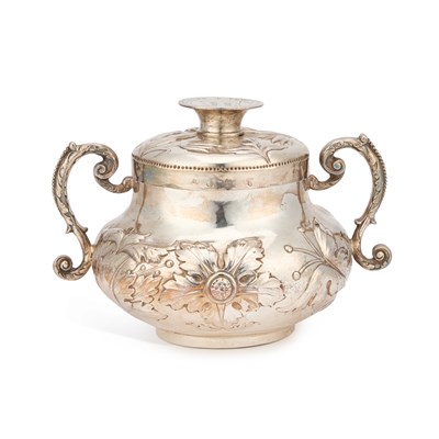 Lot 531 - A WILLIAM III SILVER CAUDLE CUP AND COVER
