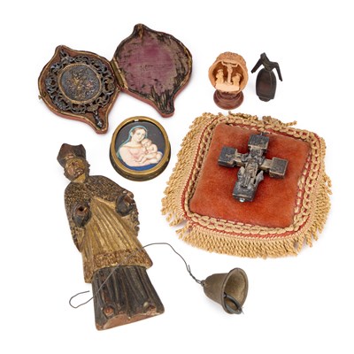 Lot 582 - A COLLECTION OF ITEMS