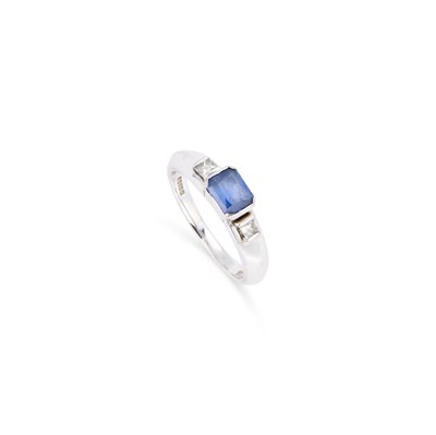 Lot 481 - AN 18 CARAT WHITE GOLD SAPPHIRE AND DIAMOND THREE STONE RING