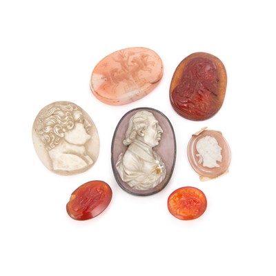 Lot 459 - A GROUP OF LOOSE CAMEOS AND INTAGLIOS