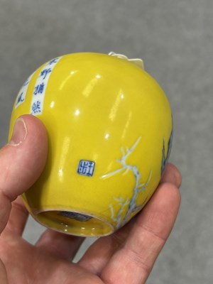 Lot 125 - A CHINESE YELLOW-GROUND AND UNDERGLAZE BLUE BRUSH WASHER