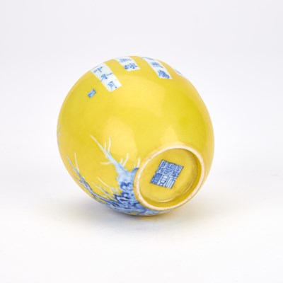 Lot 125 - A CHINESE YELLOW-GROUND AND UNDERGLAZE BLUE BRUSH WASHER