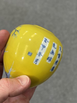 Lot 125 - A CHINESE YELLOW-GROUND AND UNDERGLAZE BLUE BRUSH WASHER