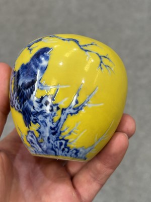 Lot 125 - A CHINESE YELLOW-GROUND AND UNDERGLAZE BLUE BRUSH WASHER
