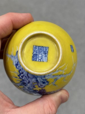 Lot 125 - A CHINESE YELLOW-GROUND AND UNDERGLAZE BLUE BRUSH WASHER