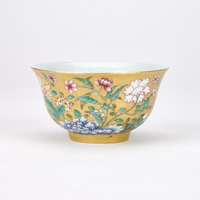 Lot 76 - A CHINESE FAMILLE ROSE GOLD-GROUND PORCELAIN BOWL