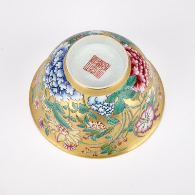 Lot 76 - A CHINESE FAMILLE ROSE GOLD-GROUND PORCELAIN BOWL