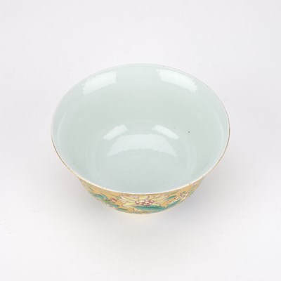 Lot 76 - A CHINESE FAMILLE ROSE GOLD-GROUND PORCELAIN BOWL