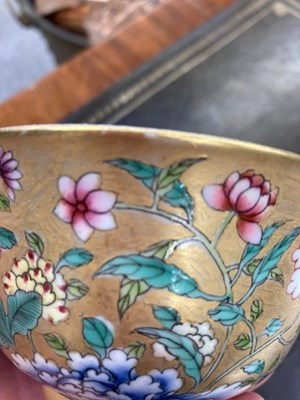 Lot 76 - A CHINESE FAMILLE ROSE GOLD-GROUND PORCELAIN BOWL
