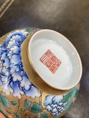 Lot 76 - A CHINESE FAMILLE ROSE GOLD-GROUND PORCELAIN BOWL