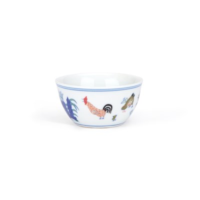 Lot 96 - A CHINESE PORCELAIN 'CHICKENS' TEA BOWL