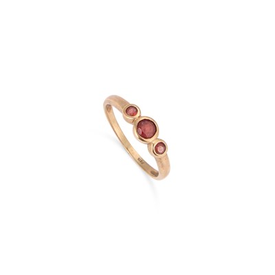 Lot 328 - A GARNET THREE STONE RING
