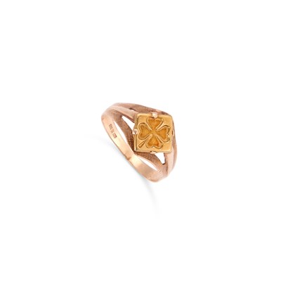Lot 533 - A FOUR LEAF CLOVER RING