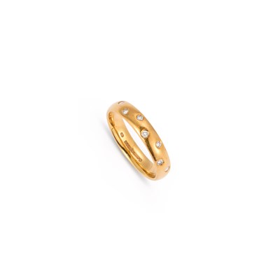 Lot 552 - AN 18 CARAT GOLD DIAMOND BAND RING
