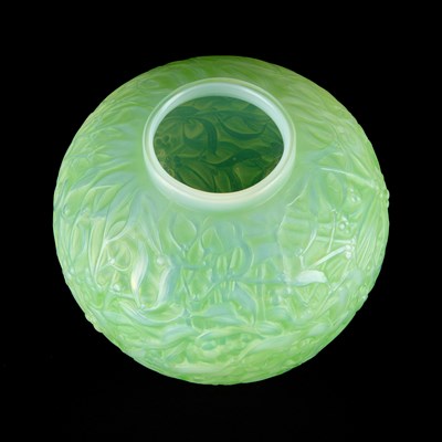 Lot 18 - RENÉ LALIQUE (FRENCH, 1860-1945), A 'GUI' VASE