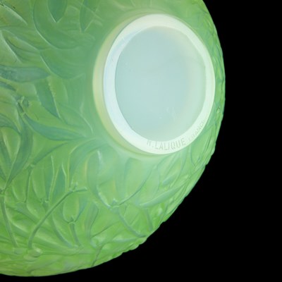 Lot 18 - RENÉ LALIQUE (FRENCH, 1860-1945), A 'GUI' VASE
