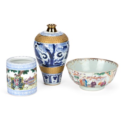 Lot 131 - AN 18TH CENTURY CHINESE PORCELAIN PUNCH BOWL TOGETHER WITH A CHINESE BLUE AND WHITE VASE AND A CHINESE BRUSH POT