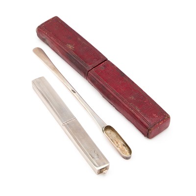 Lot 455 - DENTISTRY: A GEORGE III SILVER TRAVELLING TOOTHBRUSH AND MATCHING TOOTH POWDER BOX
