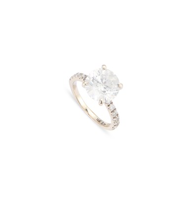 Lot 762 - A SOLITAIRE DIAMOND RING