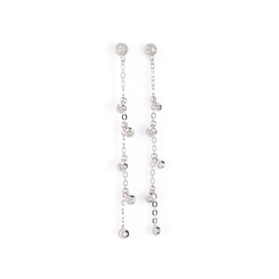 Lot 723 - A PAIR OF 18 CARAT WHITE GOLD DIAMOND PENDANT EARRINGS