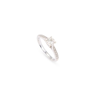 Lot 706 - A 9 CARAT WHITE GOLD SOLITAIRE DIAMOND RING
