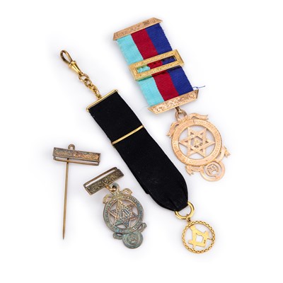 Lot 14 - A 9 CARAT GOLD MASONIC JEWEL