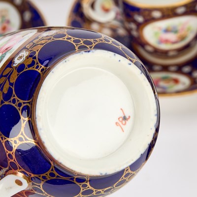 Lot 87 - A SET OF SIX ENGLISH PORCELAIN CUPS AND SAUCERS