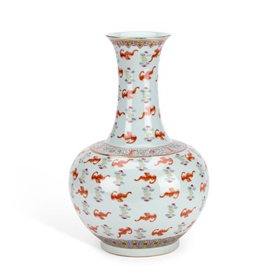 Lot 173 - A LARGE CHINESE FAMILLE ROSE PORCELAIN 'BATS' VASE